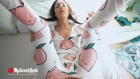 Подружка в пижаме оголяет свою задницу №6