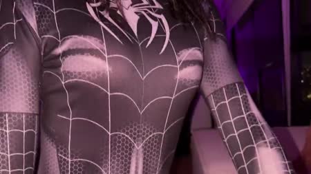 Косплеерша решила устроить домашнюю порнушку