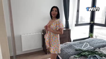 Подсмотрел за переодеванием сводной сестры и подкатил к ней №2