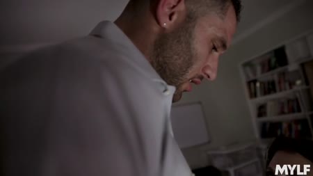 Чика задержалась с коллегой на работе чтобы потрахаться