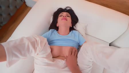 Пасынок активно пялился на жопу сексуальной мачехи №6