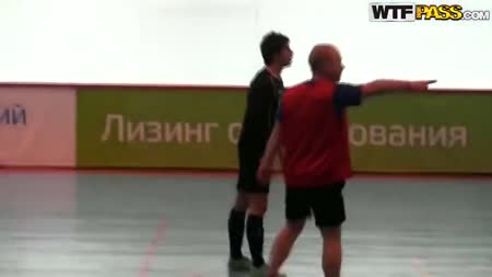 Подкараулил брюнетку и развел на секс №2
