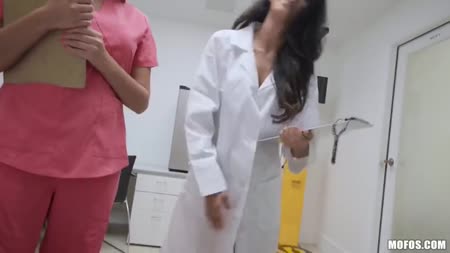 Две красивые телочки снимают порнуху на троих в палате №1