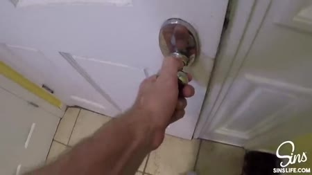 Полицейская с большими сиськами встала раком перед спортсменом №1