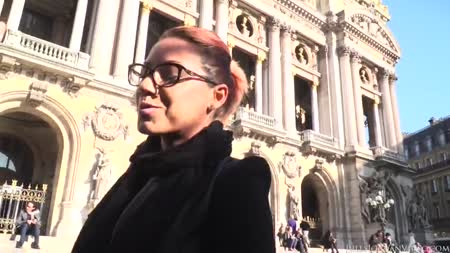 Похотливая сучка в чулках заигрывает с парнем в машине №1