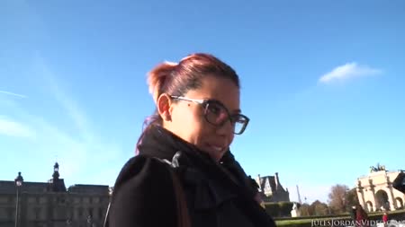 Похотливая сучка в чулках заигрывает с парнем в машине №3