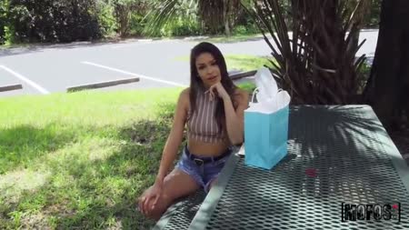 Брюнетка в коротких шортиках согласилась чпокнуться на улице №1