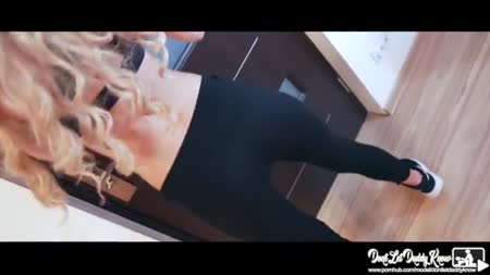 Девочка крутит попкой в лосинах и играется с членом парня №1