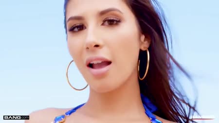 Парни не дают скучать девке и прут ее во все щели №1