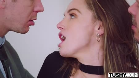 Парни вылизали девахе дырочки и отымели ее в два смычка №1