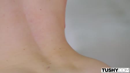 Парни вылизали девахе дырочки и отымели ее в два смычка №8