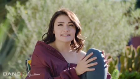 Брюнетку с милым личиком мощно натягивают черные ухажеры №2