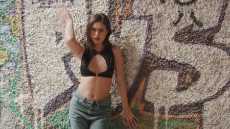 Симпатичная брюнетка показала милую эротику