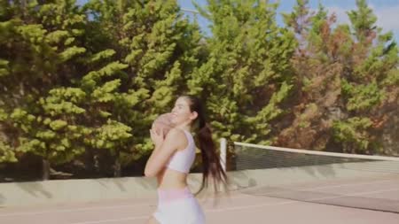 Деваха показывает киску крупным планом №1