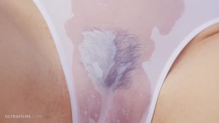 Деваха показывает киску крупным планом №2