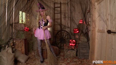 Девочка классно позирует в тематическом наряде №1