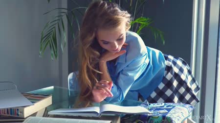 Милаха нежно ласкает себя и показывает пилотку №1