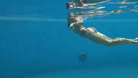 Стройная блондинка показала свою шикарную попку №3