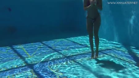 Стройная блондинка показала свою шикарную попку №4