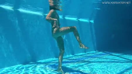 Стройная блондинка показала свою шикарную попку №7