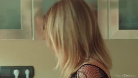 Симпатичная блондинка ходит по дому в эротичном наряде №1