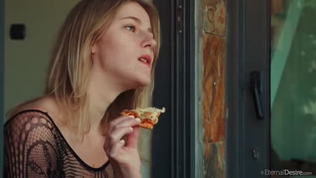 Симпатичная блондинка ходит по дому в эротичном наряде