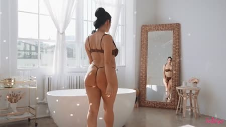 Роскошная мамка эротично показала свою офигенную фигуру №1