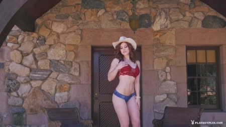 Рыжая ковбойша показала свои прелести на природе