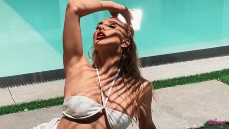 Красотка блондинка показывает свои достоинства №8