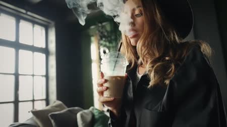 Девочка с роскошными формами очень сексуально позирует №1