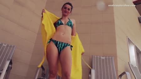 Красивая брюнетка плавает голая в бассейне и показывает грудь №1