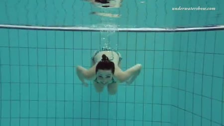 Красивая брюнетка плавает голая в бассейне и показывает грудь №2