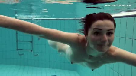 Красивая брюнетка плавает голая в бассейне и показывает грудь №5