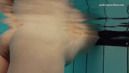 Красивая брюнетка плавает голая в бассейне и показывает грудь №6