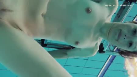 Красивая брюнетка плавает голая в бассейне и показывает грудь №7