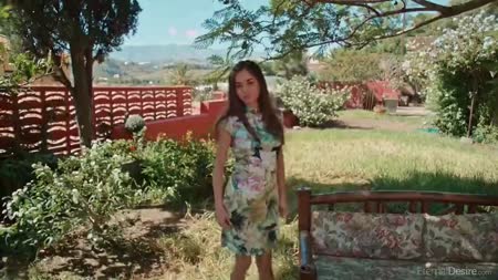 Шикарная милашка красуется попкой на улице №1