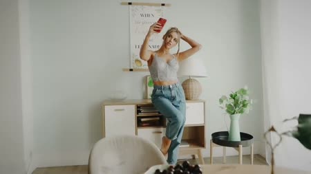 Заскучавшая дамочка решила погладить свое тело №1