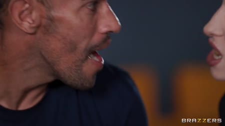 Давалка с большими буферами резво берется за члены №1