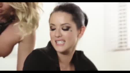 Богатый мужик приглянулся сразу двум сексуальным дамочкам №6