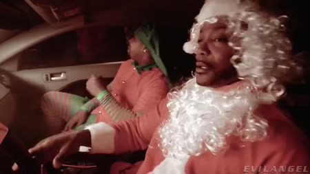 Негры в новогодних нарядах прут вдвоем гибкую нимфоманку №1