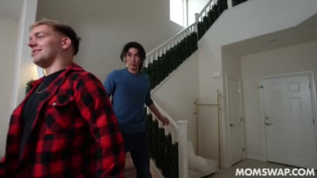 Грудастые стриптизерши тренируют секс с парнями №1