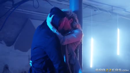 Неудовлетворенная жена Shona River нашла себе бойкого любовника №2