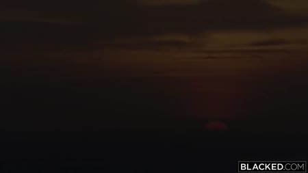 Милашка Sonya Blaze спаривается с негром на природ №1