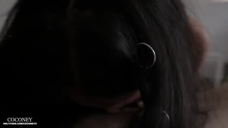 Молодая бабенка усердно снимает трах от первого лица №2