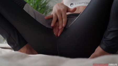 Молодая блондинка Ева Элфи круто скачет на члене №2