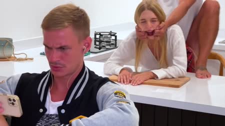 Тупой качок проглядел, пока его подруга сосала хер №5