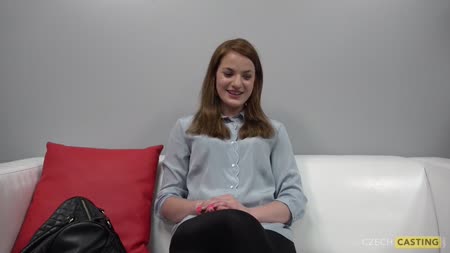 Чешская студентка зарабатывает себе на обучение аналом