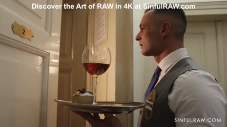 Официант принес девушке вино в номер и она развела его трахаться №1