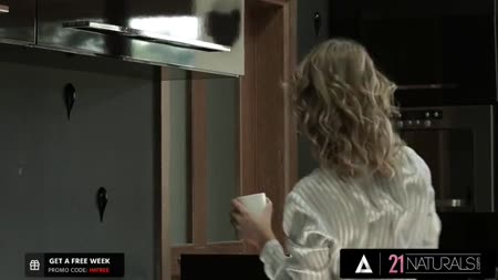 Блондинка красиво насасывает большой член и дает в мокрую пилотку №1