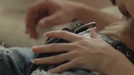 Красивая молодая блондинка сама раздевается перед парнем №5